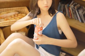 文艺美少女吊带长腿白丝袜美腿写真