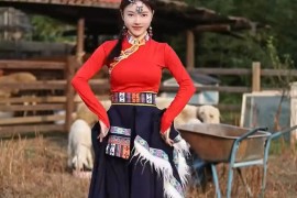 小妹草原翩翩起舞