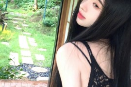 鞠婧祎黑色镂空吊带搭配工装裤美飒时尚写真