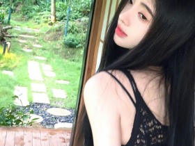 鞠婧祎黑色镂空吊带搭配工装裤美飒时尚写真