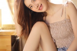 牛仔热裤美女细长美腿写真图片