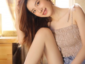 牛仔热裤美女细长美腿写真图片