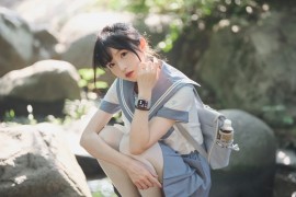 哟！这不是经常来偷看哥哥踢球的妹妹吗