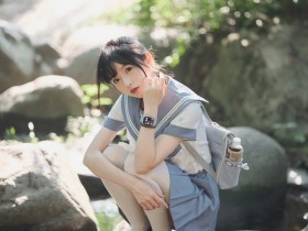 哟！这不是经常来偷看哥哥踢球的妹妹吗