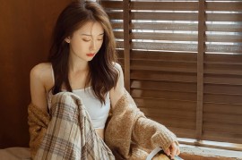 小蛮腰美女热辣红唇长发性感写真
