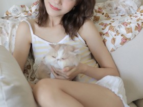 性感白皙美女抱猫慵懒写真图片