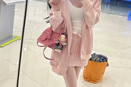 电梯分红小美女